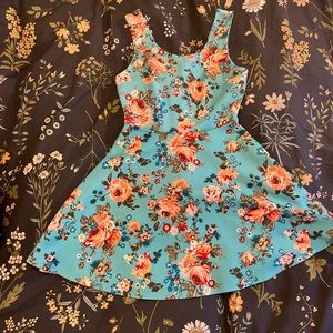 Women’s floral, flowy, super cute skater dress Size M